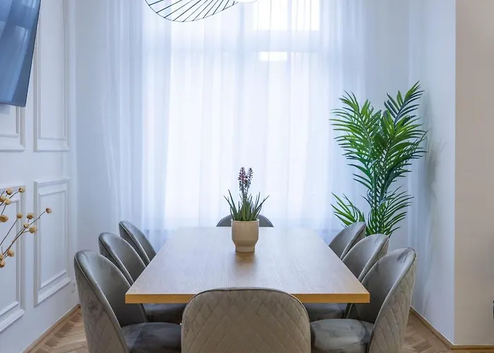Luxurious 4bedrm 3bathrm W/ Balcony Apartment *