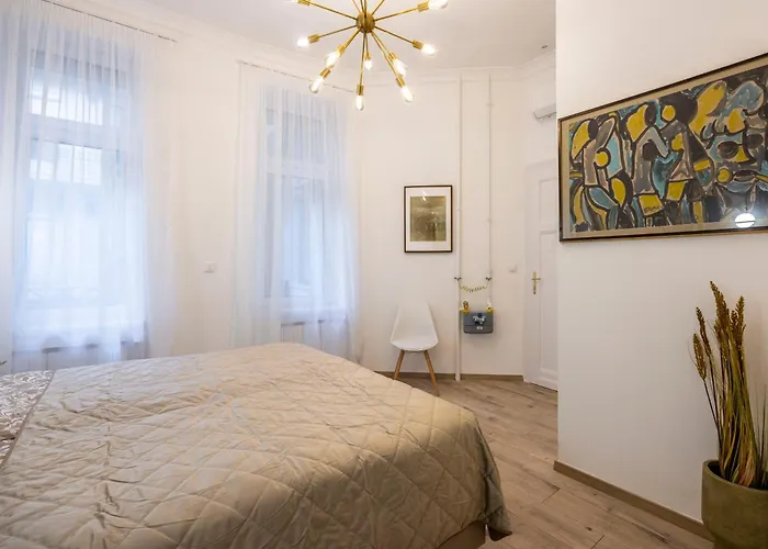 Luxurious 4bedrm 3bathrm W/ Balcony Budapest