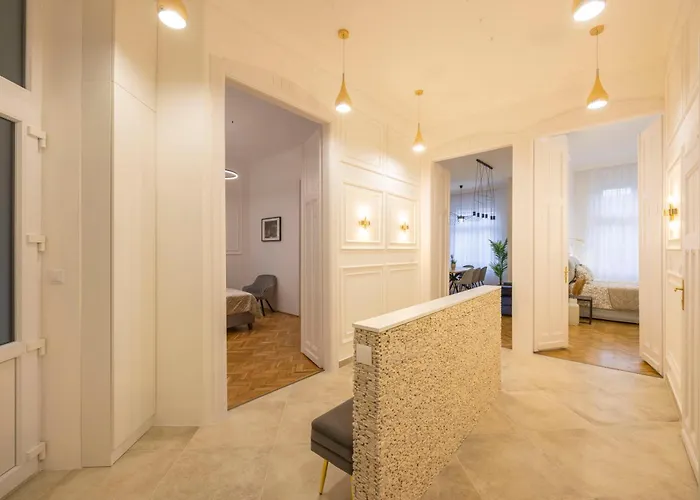 Luxurious 4bedrm 3bathrm W/ Balcony