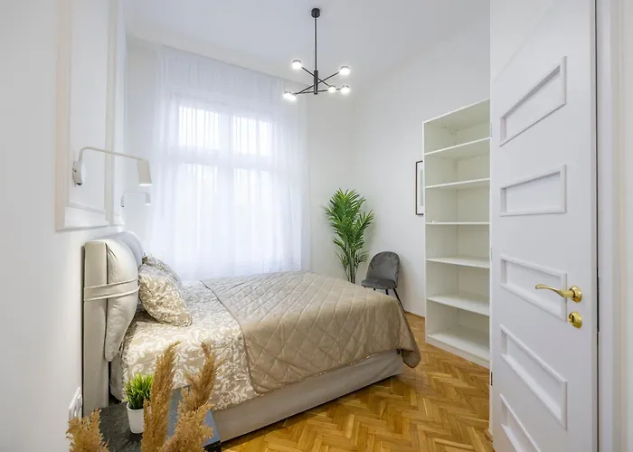 Luxurious 4bedrm 3bathrm W/ Balcony Apartment Budapest