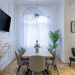 Luxurious 4bedrm 3bathrm W/ Balcony Apartamento Budapest