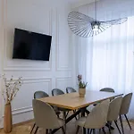 Luxurious 4bedrm 3bathrm W/ Balcony Budapest