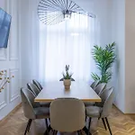 Luxurious 4bedrm 3bathrm W/ Balcony Apartamento *