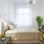 Apartamento Luxurious 4bedrm 3bathrm W/ Balcony *