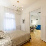 Apartamento Luxurious 4bedrm 3bathrm W/ Balcony *