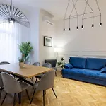 Luxurious 4bedrm 3bathrm W/ Balcony Budapest