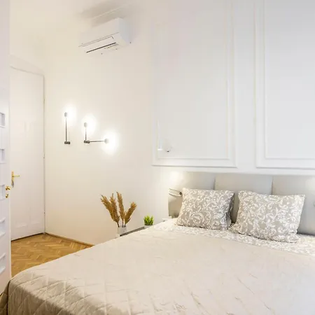 Luxurious 4bedrm 3bathrm W/ Balcony Будапешт