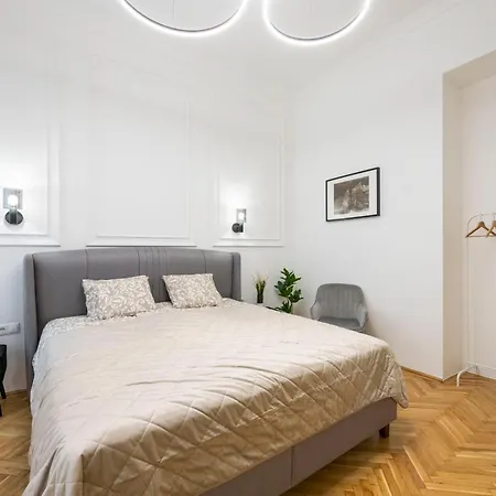Luxurious 4bedrm 3bathrm W/ Balcony * Будапешт