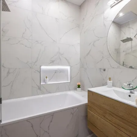 Luxurious 4bedrm 3bathrm W/ Balcony Будапешт