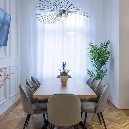 Luxurious 4bedrm 3bathrm W/ Balcony Апартаменты *