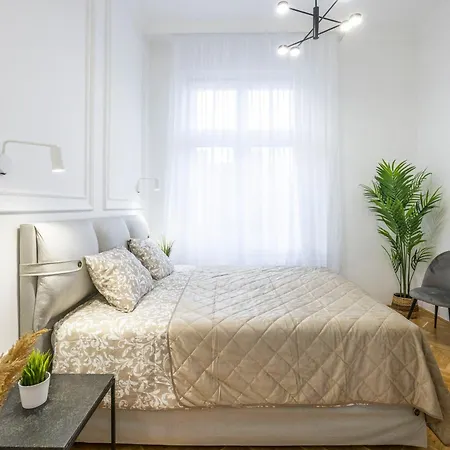 Апартаменты Luxurious 4bedrm 3bathrm W/ Balcony *