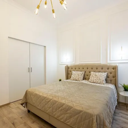 Апартаменты Luxurious 4bedrm 3bathrm W/ Balcony
