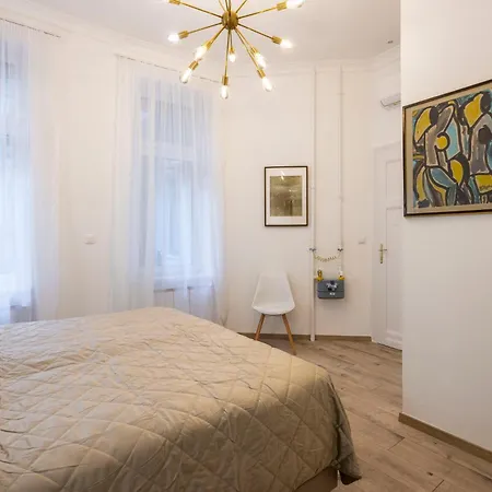 Luxurious 4bedrm 3bathrm W/ Balcony Будапешт