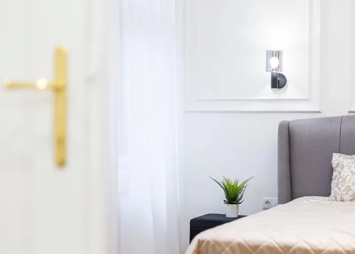 Lejlighed Luxurious 4bedrm 3bathrm W/ Balcony *