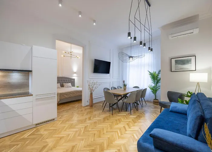 Lejlighed Luxurious 4bedrm 3bathrm W/ Balcony *
