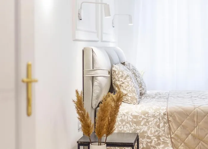 Luxurious 4bedrm 3bathrm W/ Balcony *