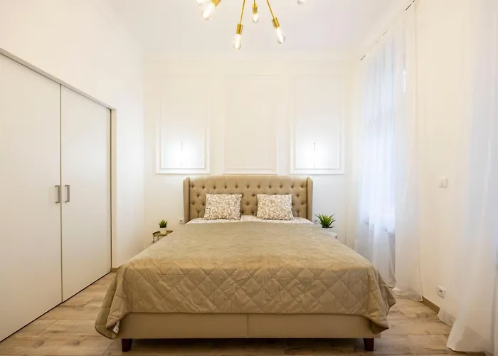 Luxurious 4bedrm 3bathrm W/ Balcony *