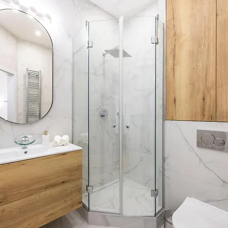 Luxurious 4bedrm 3bathrm W/ Balcony Apartmán *