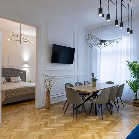 Luxurious 4bedrm 3bathrm W/ Balcony * Budapešť